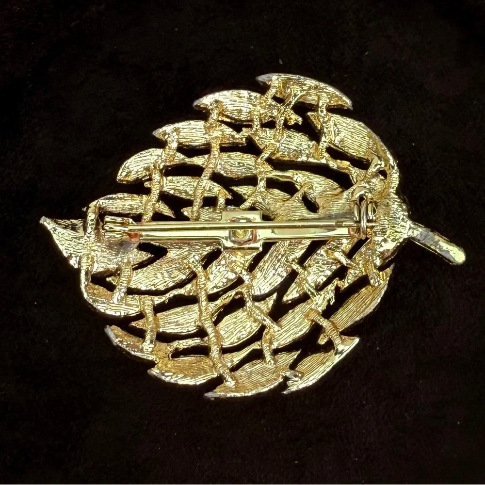 Gorgeous, aged goldtone etched leaf raised brooch, pin
